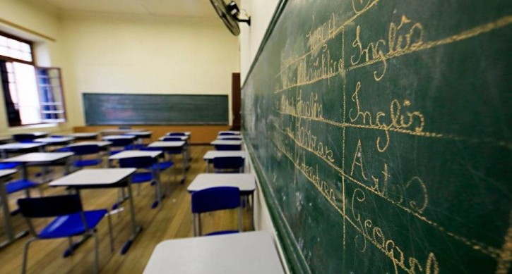 Colégio estadual Instituto de Educação do Paraná - Escola especial - Ensino de habilidades especiais - sala de aula - quadra esportiva do Instituto de Educação - quadro negro - sala de aula vazia - evasão escolar - vitral e escadaria do instituto e